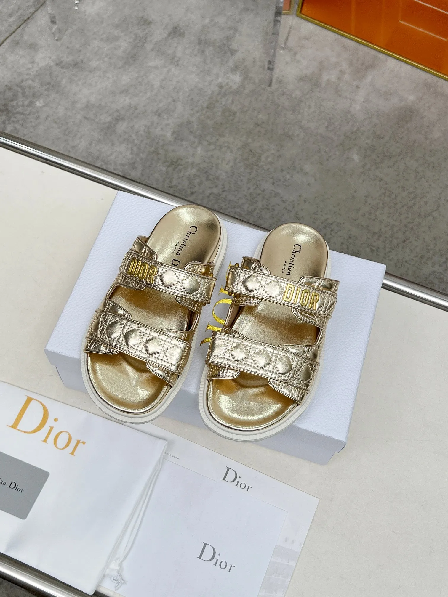 👟👟Ex-factory price 500👟👟Dior👏👏new classic style. 🔥Purchasing-level qualityThe most popular thick-soled sandals in foreign counters. Upper➕Inside: original customized material, original mold opening of sole 1.1 (lightweight, code number 35-40 (41/42 can be customized)